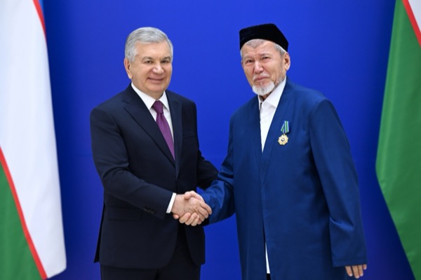 Davlat rahbari faxriy nuroniy bilan uchrashmoqda